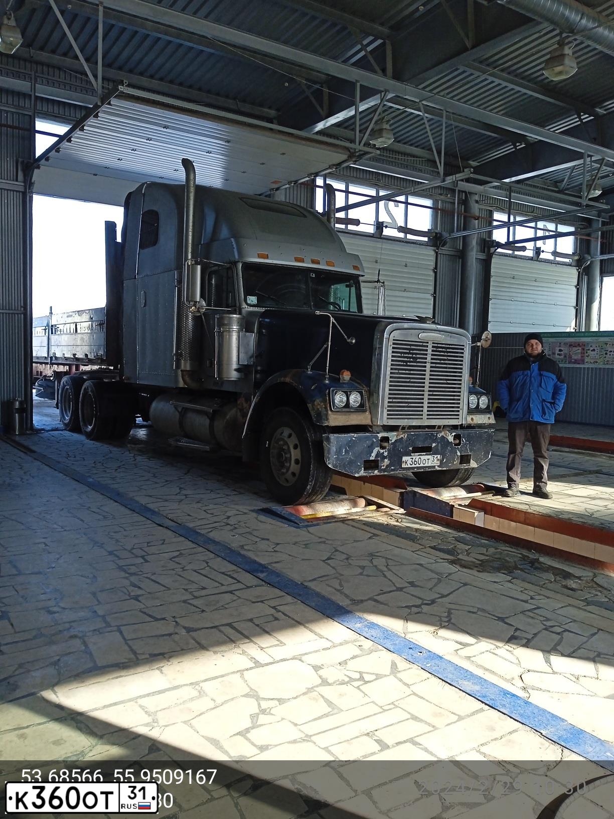 Фото автомобиля FREIGHTLINER SEVERE DUTY FLD, 2003 — госномер К360ОТ31. Цвет: СЕРЕБРИСТЫЙ