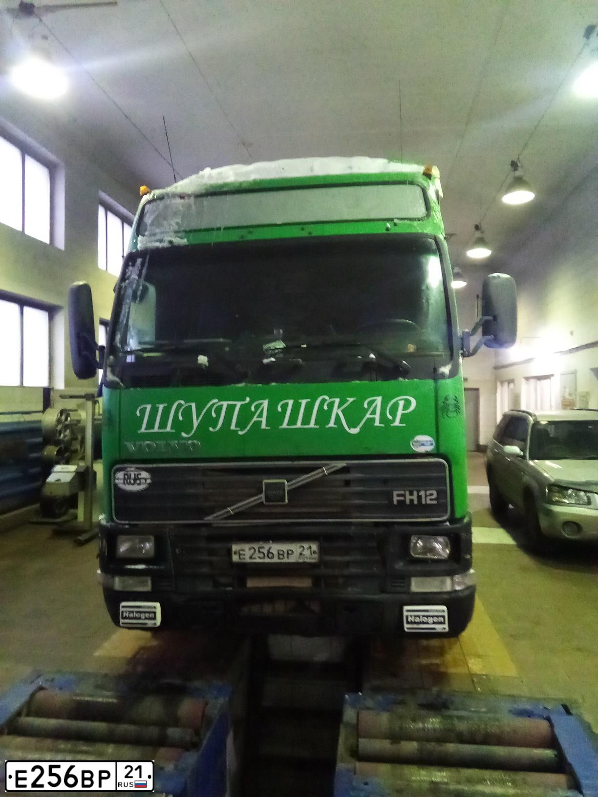 Фото автомобиля VOLVO SERIE FH /4X2/, 2001 — госномер Е256ВР21. Цвет: ЗЕЛЕНЫЙ