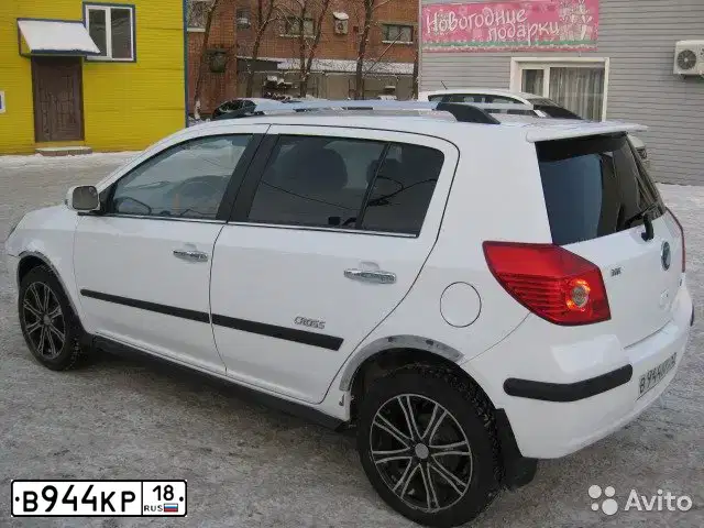 Фото автомобиля GEELY MK CROSS, 2013 — госномер В944КР18. Цвет: Белый
