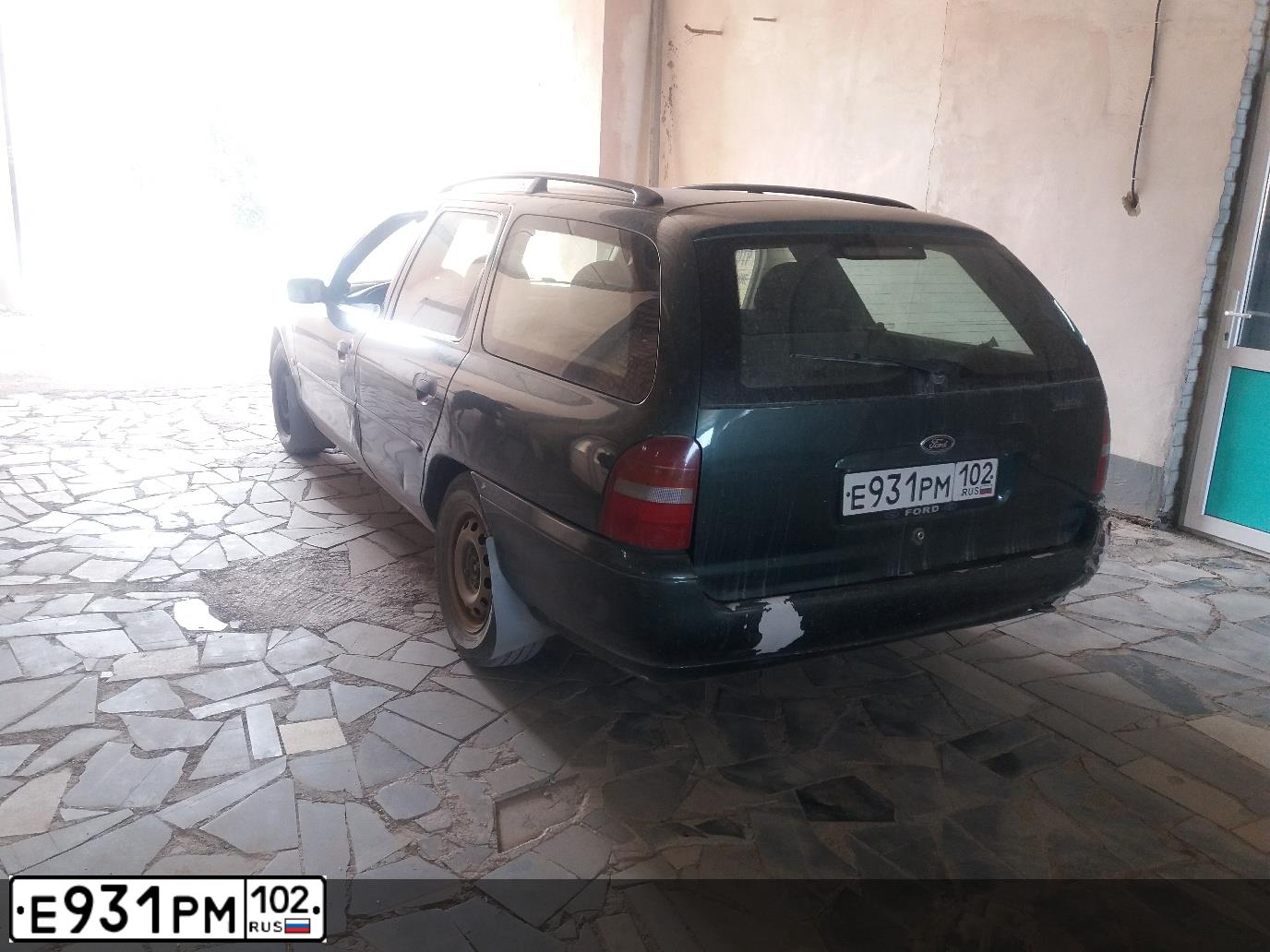 Фото автомобиля FORD MONDEO, 1997 — госномер Е931РМ102. Цвет: Темно-зеленый