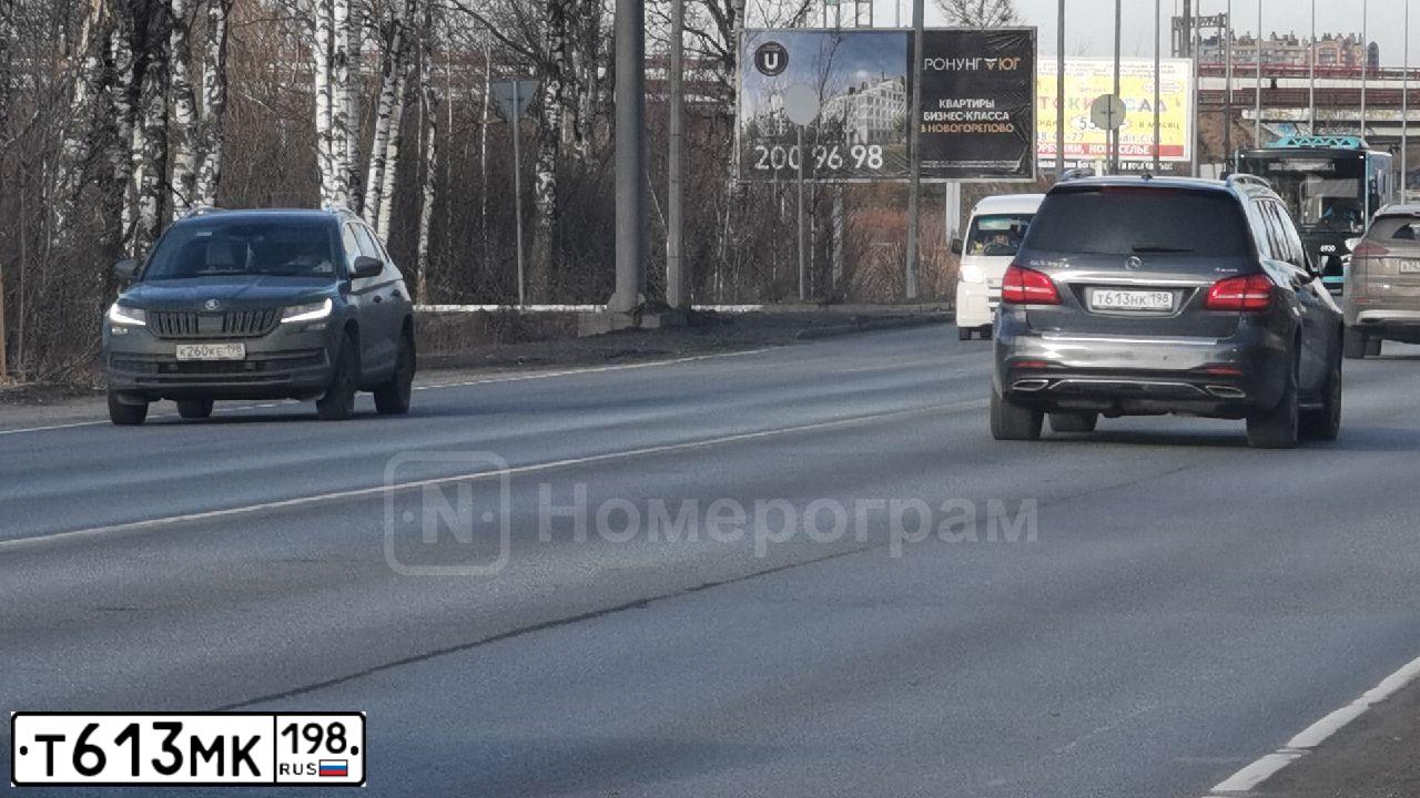Фото автомобиля MERCEDES E-KLASSE, 2019 — госномер Т613МК198. Цвет: ЧЕРНЫЙ