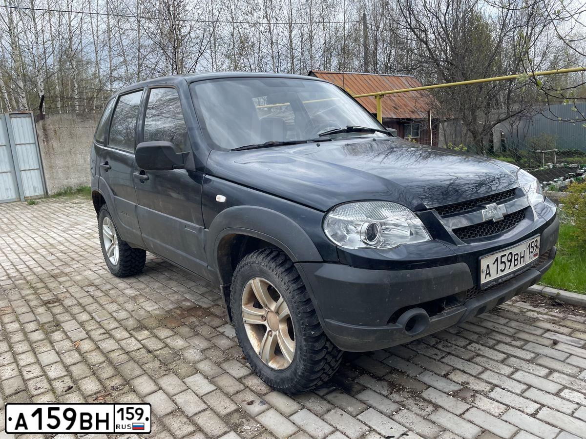 Фото автомобиля CHEVROLET NIVA, 2011 — госномер Р123ВА159. Цвет: Черно-синий металлик