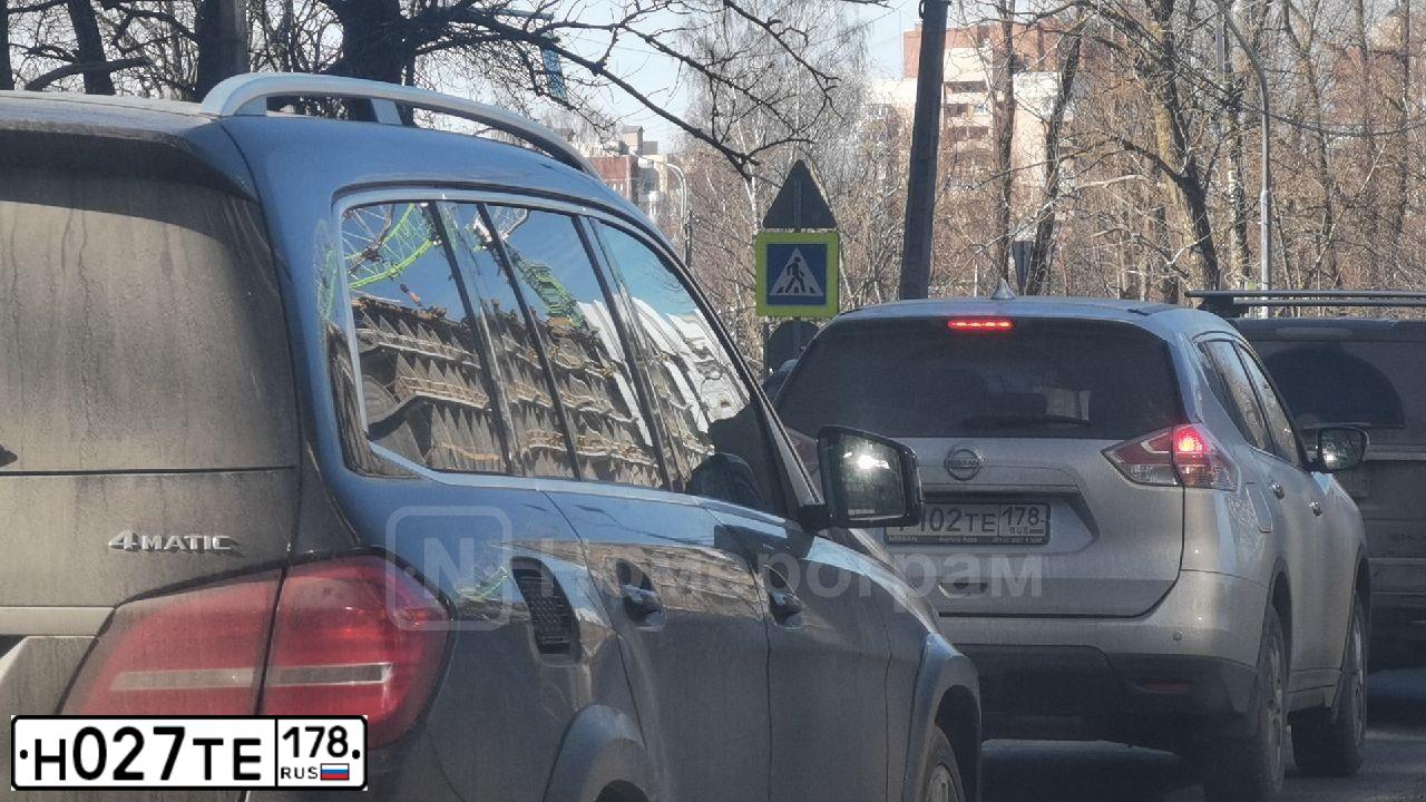 Фото автомобиля CHEVROLET CAPTIVA, 2012 — госномер Н027ТЕ178. Цвет: СЕРЫЙ