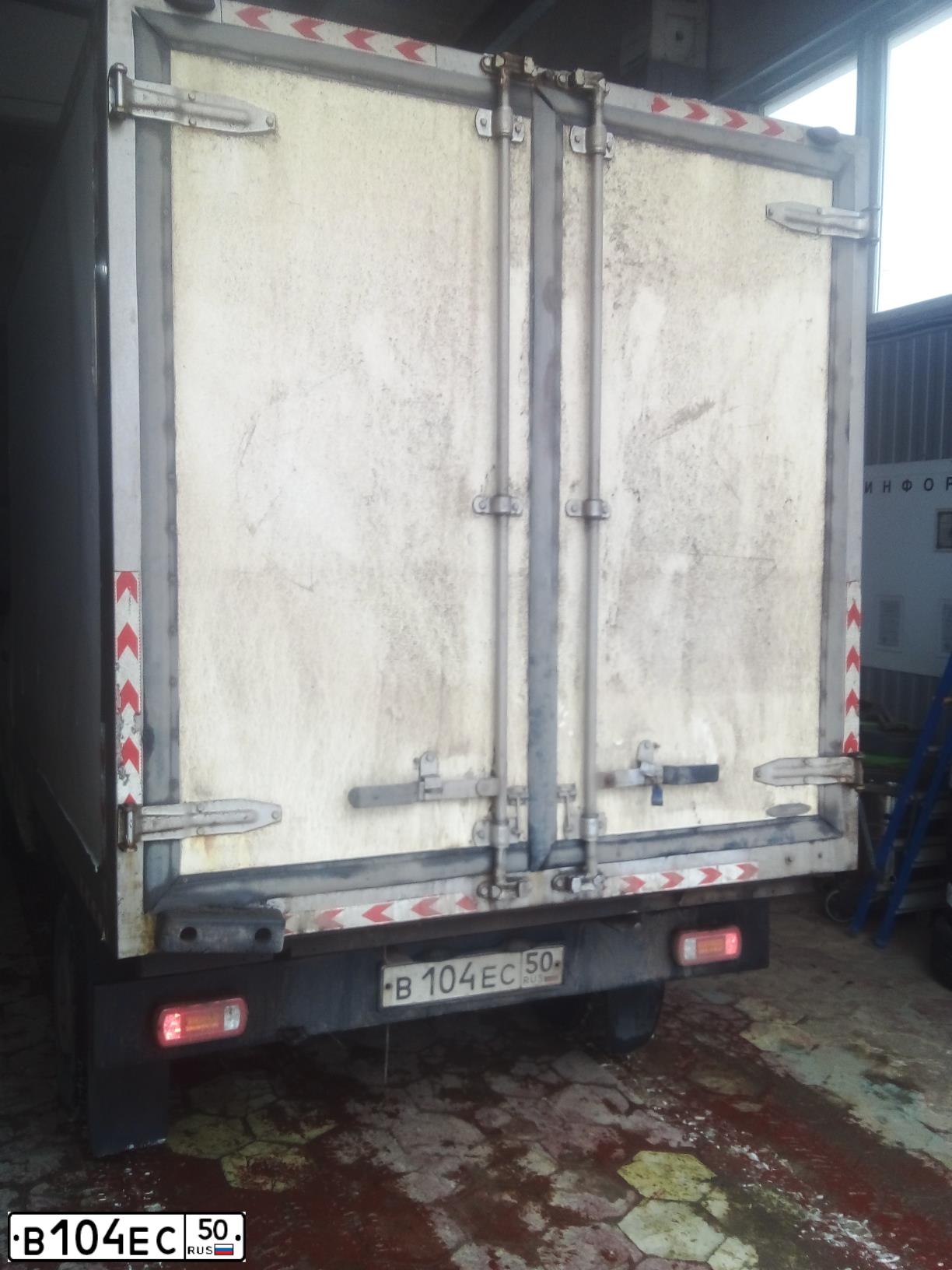 Фото автомобиля MERCEDES SPRINTER, 2000 — госномер В104ЕС50. Цвет: Белый