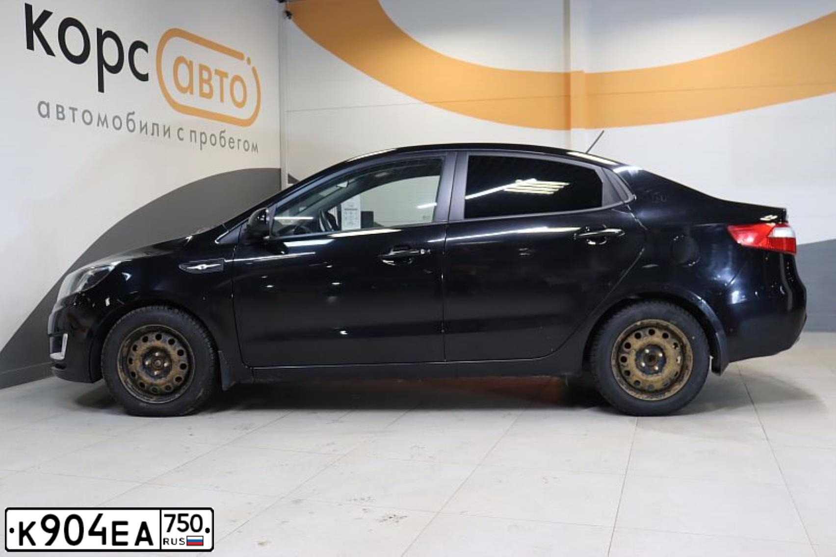 Фото автомобиля KIA RIO, 2013 — госномер М686ТР21. Цвет: ЧЕРНЫЙ