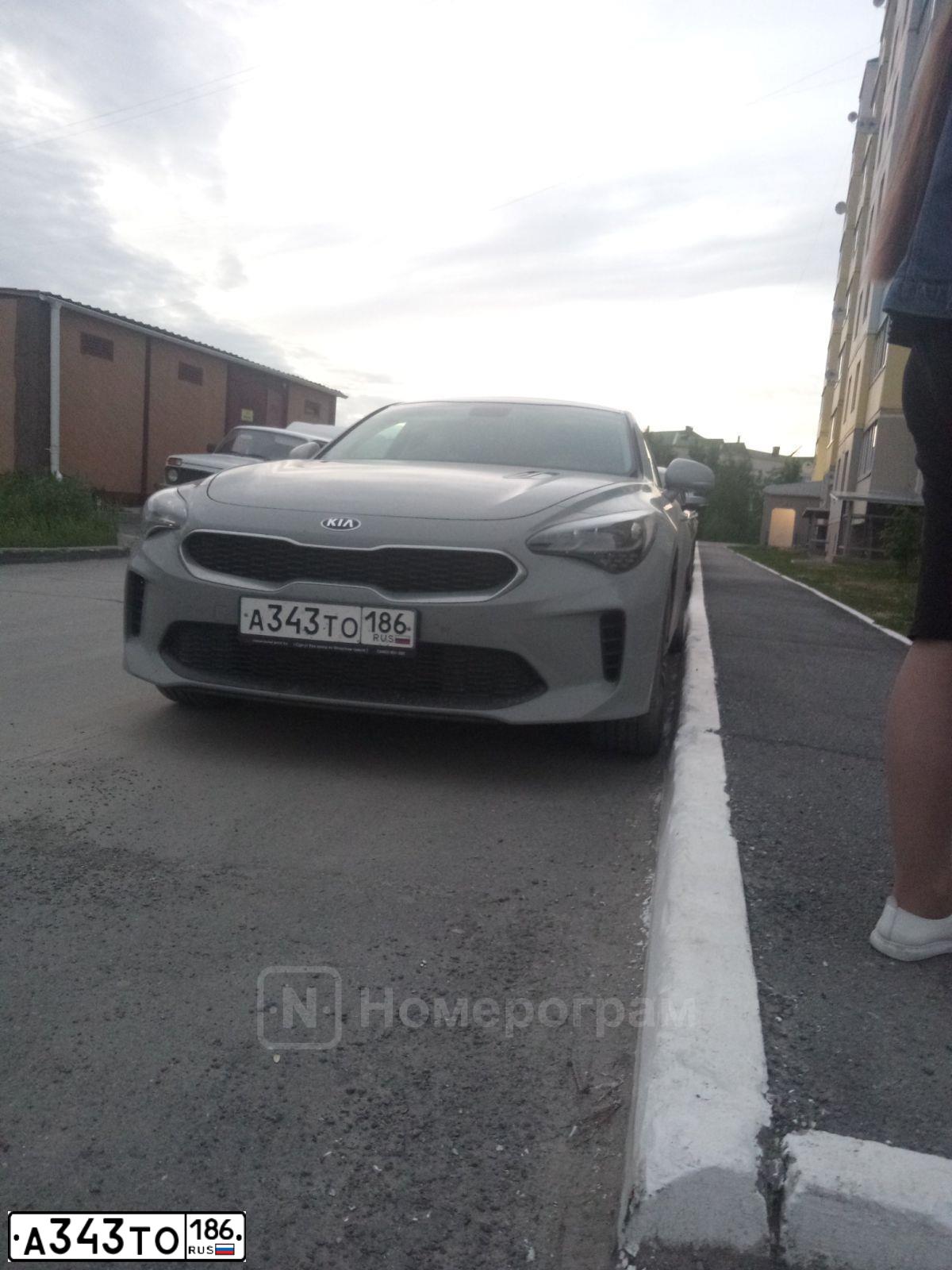 Фото автомобиля KIA STINGER, 2018 — госномер У937ТЕ72. Цвет: Серебристый