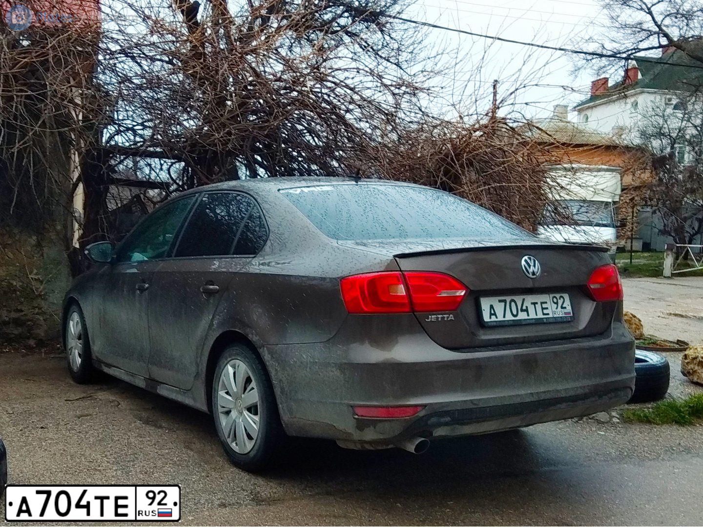 Фото автомобиля VOLKSWAGEN JETTA, 2012 — госномер А704ТЕ92. Цвет: Коричневый
