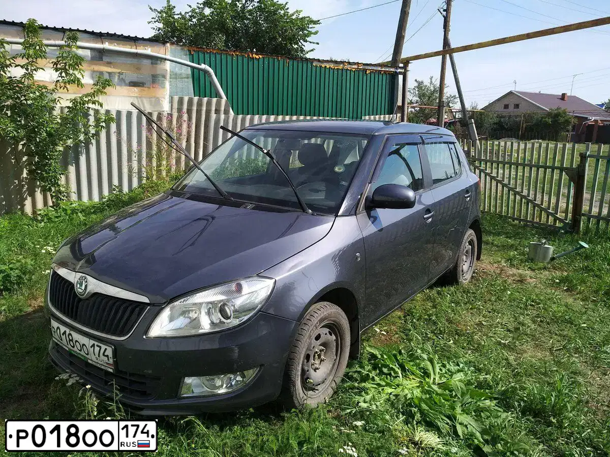 Фото автомобиля SKODA FABIA, 2011 — госномер Н274АХ196. Цвет: ТЕМНО-СЕРЫЙ