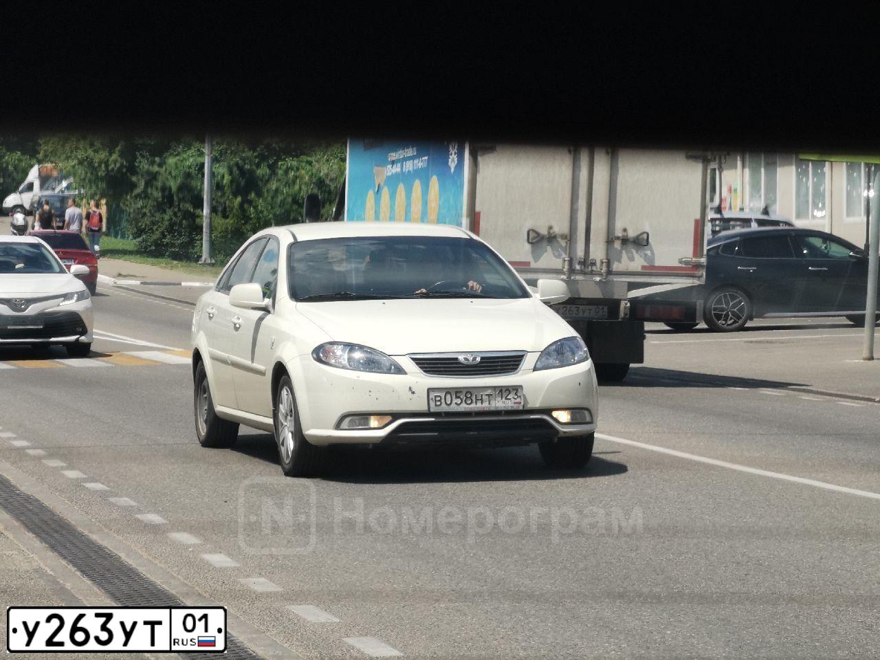 Фото автомобиля HYUNDAI CRETA, 2017 — госномер О555ЕЕ01. Цвет: Белый