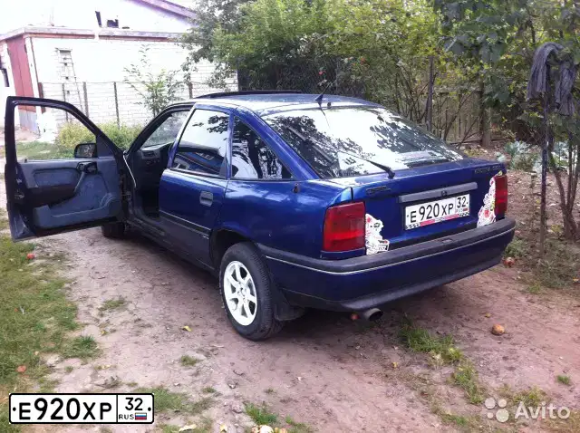 Фото автомобиля OPEL VECTRA, 1990 — госномер Н211ВХ32. Цвет: СИНИЙ(ТЕМНО СИНИЙ)