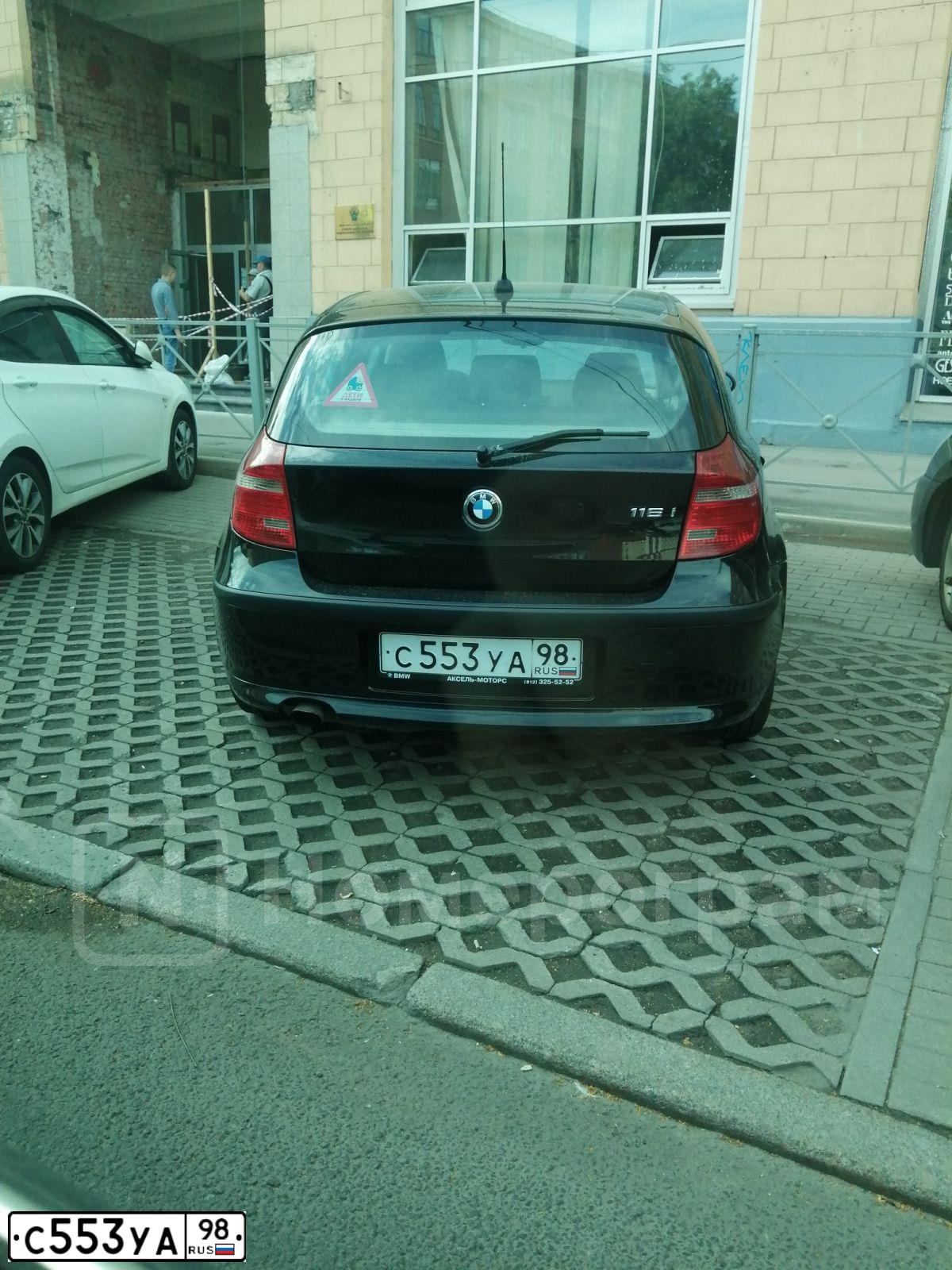 Фото автомобиля BMW SERIE 1, 2007 — госномер С553УА98. Цвет: ЧЕРНЫЙ