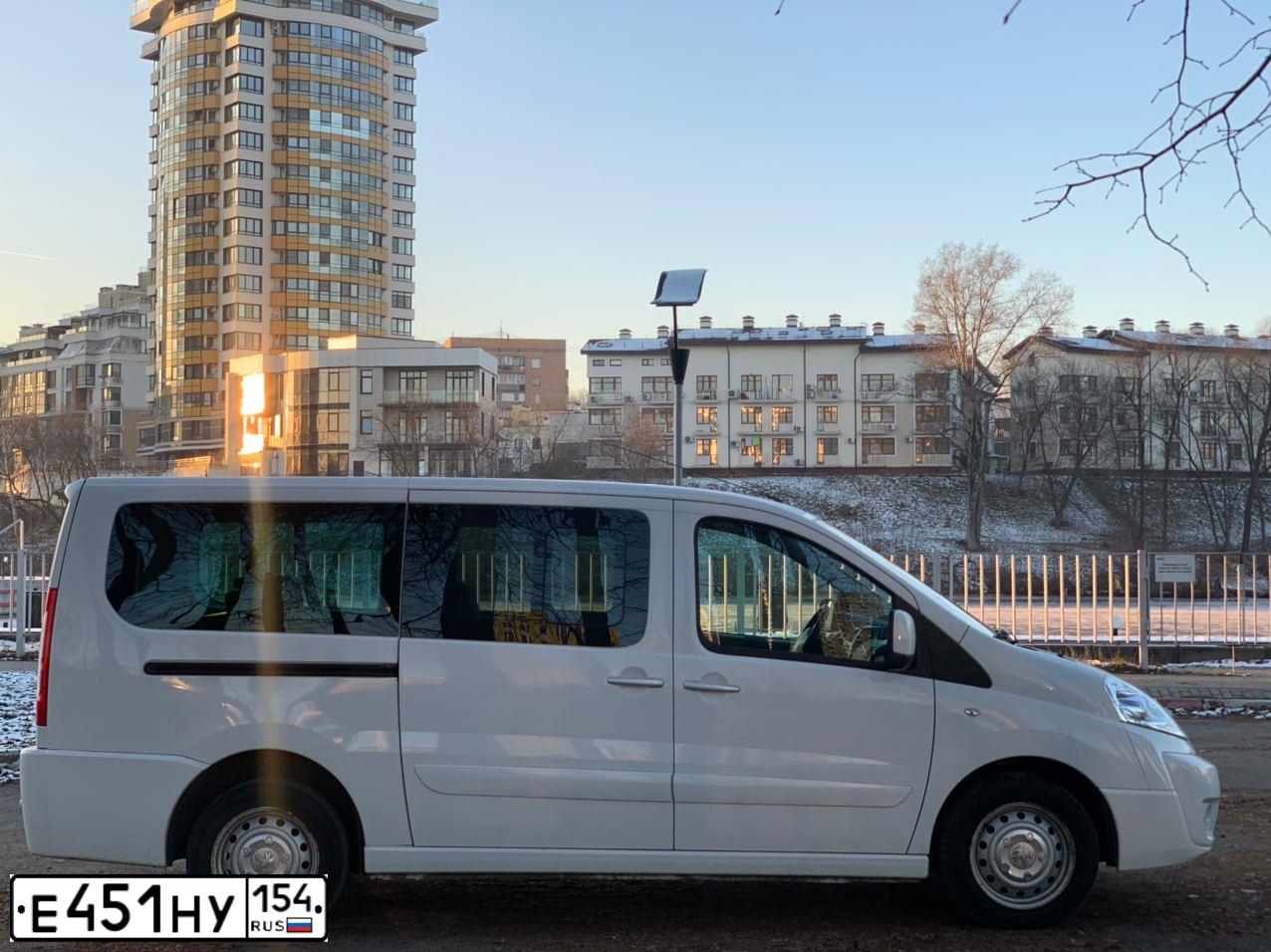 Фото автомобиля PEUGEOT EXPERT, 2015 — госномер Е451НУ154. Цвет: БЕЛЫЙ