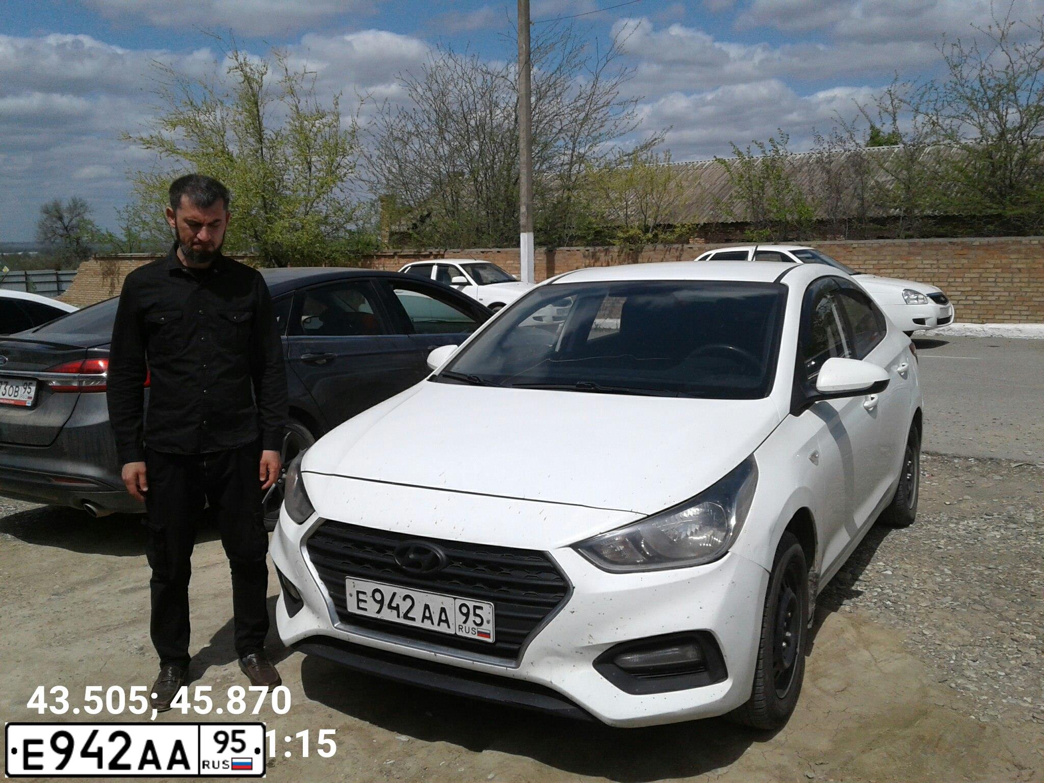 Фото автомобиля HYUNDAI SOLARIS, 2018 — госномер Е942АА95. Цвет: Белый