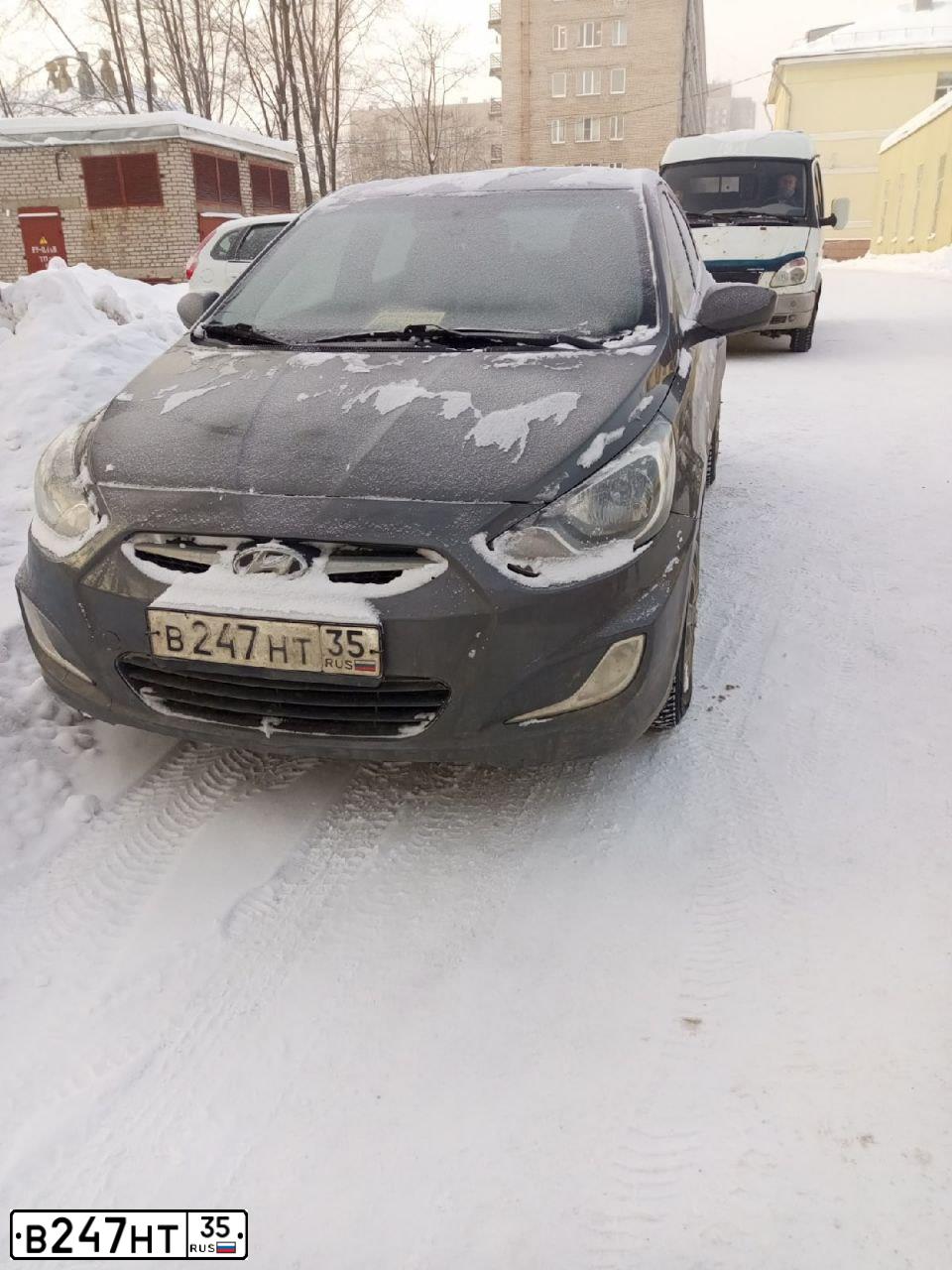 Фото автомобиля HYUNDAI SOLARIS, 2011 — госномер В247НТ35. Цвет: ЧЕРНО-СЕРЫЙ
