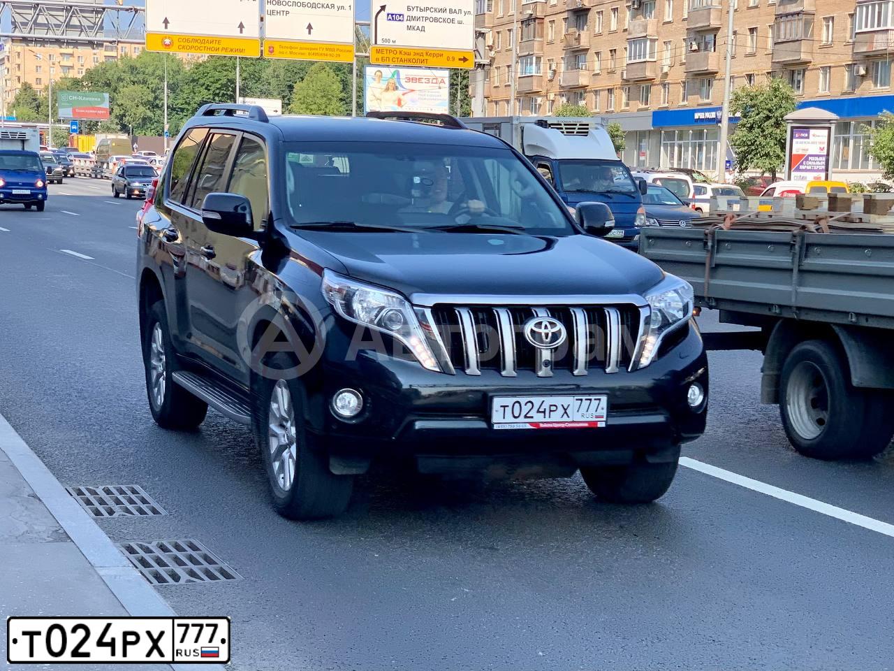 Фото автомобиля TOYOTA LANDCRUISER, 2016 — госномер Т024РХ777. Цвет: ЧЕРНЫЙ