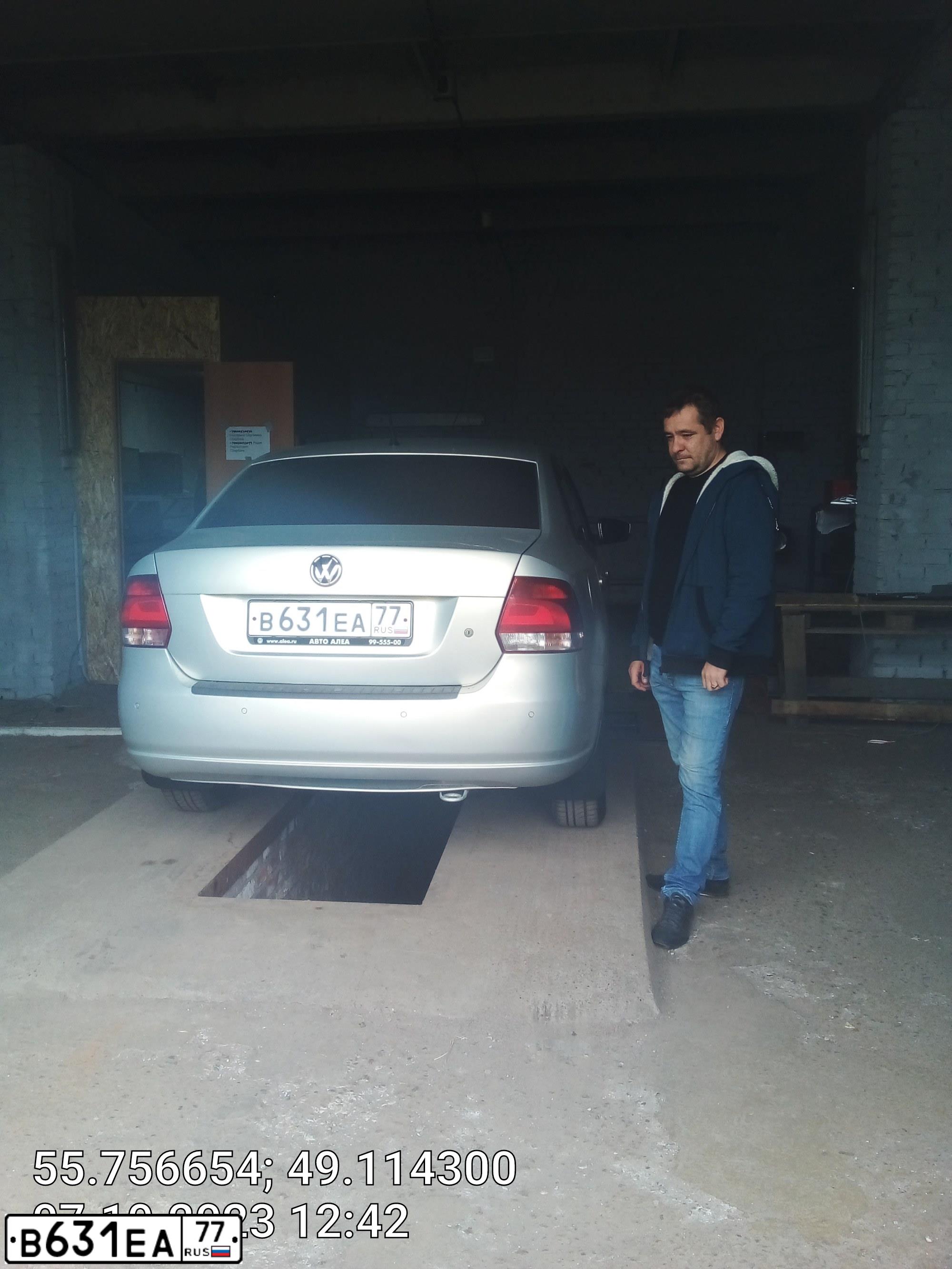 Фото автомобиля VOLKSWAGEN POLO, 2013 — госномер В631ЕА77. Цвет: СЕРЕБРИСТО - ЖЕЛТЫЙ