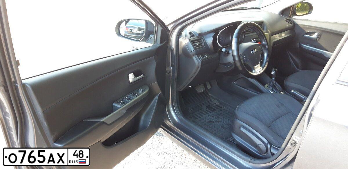 Фото автомобиля KIA RIO, 2017 — госномер М807АВ164. Цвет: ТЕМНО-СЕРЫЙ