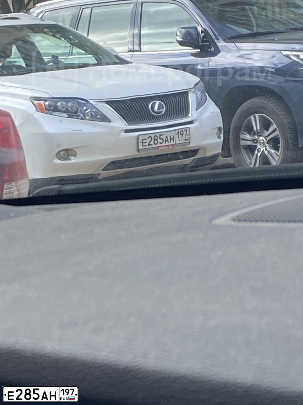 Фото автомобиля LEXUS RX, 2009 — госномер Е285АН197. Цвет: БЕЛЫЙ