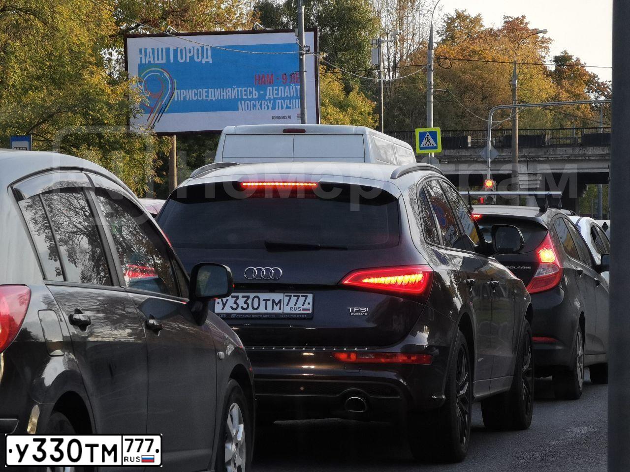 Фото автомобиля AUDI Q5, 2016 — госномер У330ТМ777. Цвет: ЧЕРНО-СЕРЫЙ