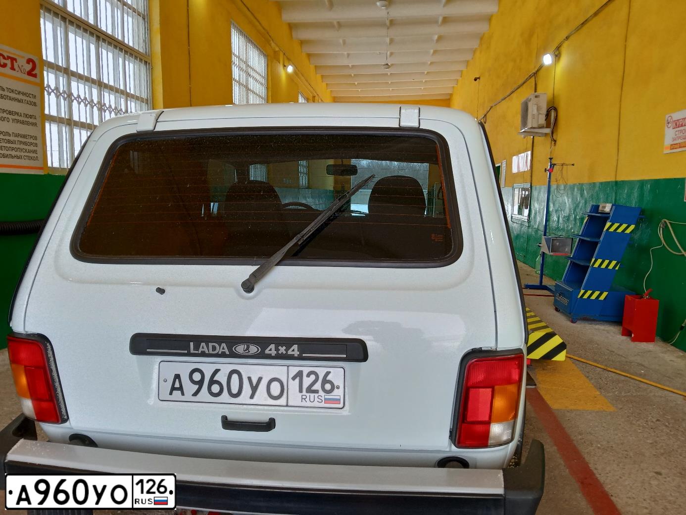 Фото автомобиля LADA 2121 NIVA, 2016 — госномер А960УО126. Цвет: ЯРКО-БЕЛЫЙ