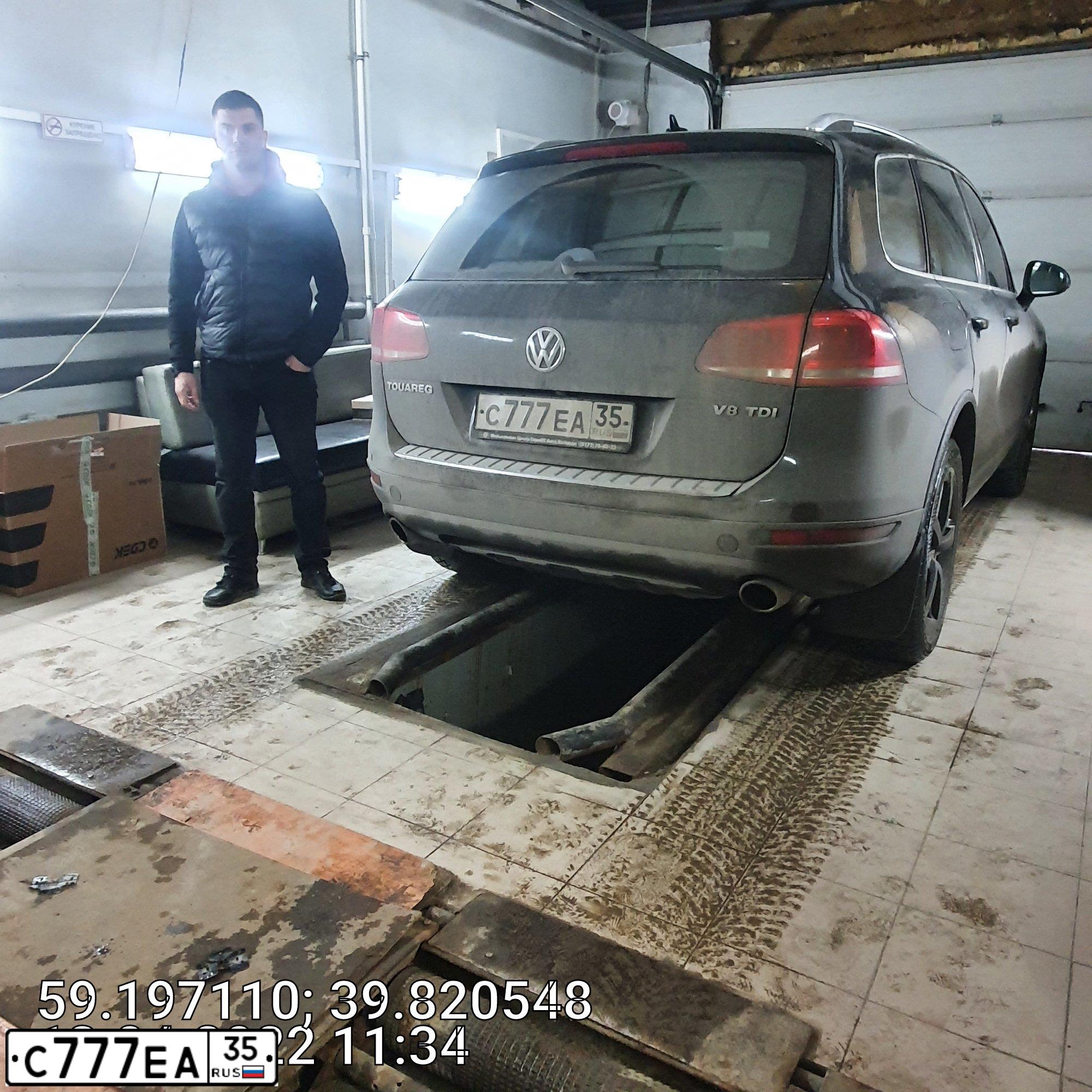 Фото автомобиля VOLKSWAGEN TOUAREG, 2010 — госномер С777ЕА35. Цвет: ЧЕРНЫЙ