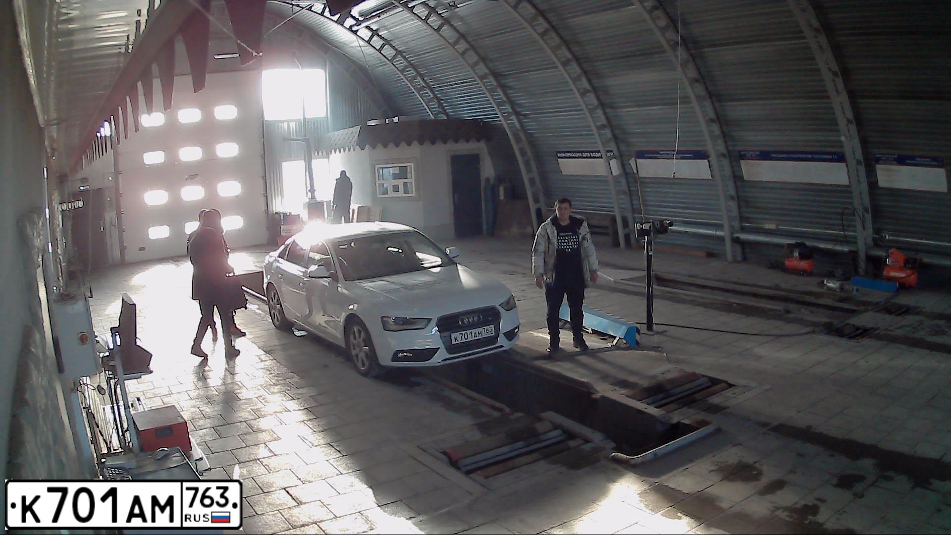 Фото автомобиля AUDI A4, 2013 — госномер Е690УН763. Цвет: Белый