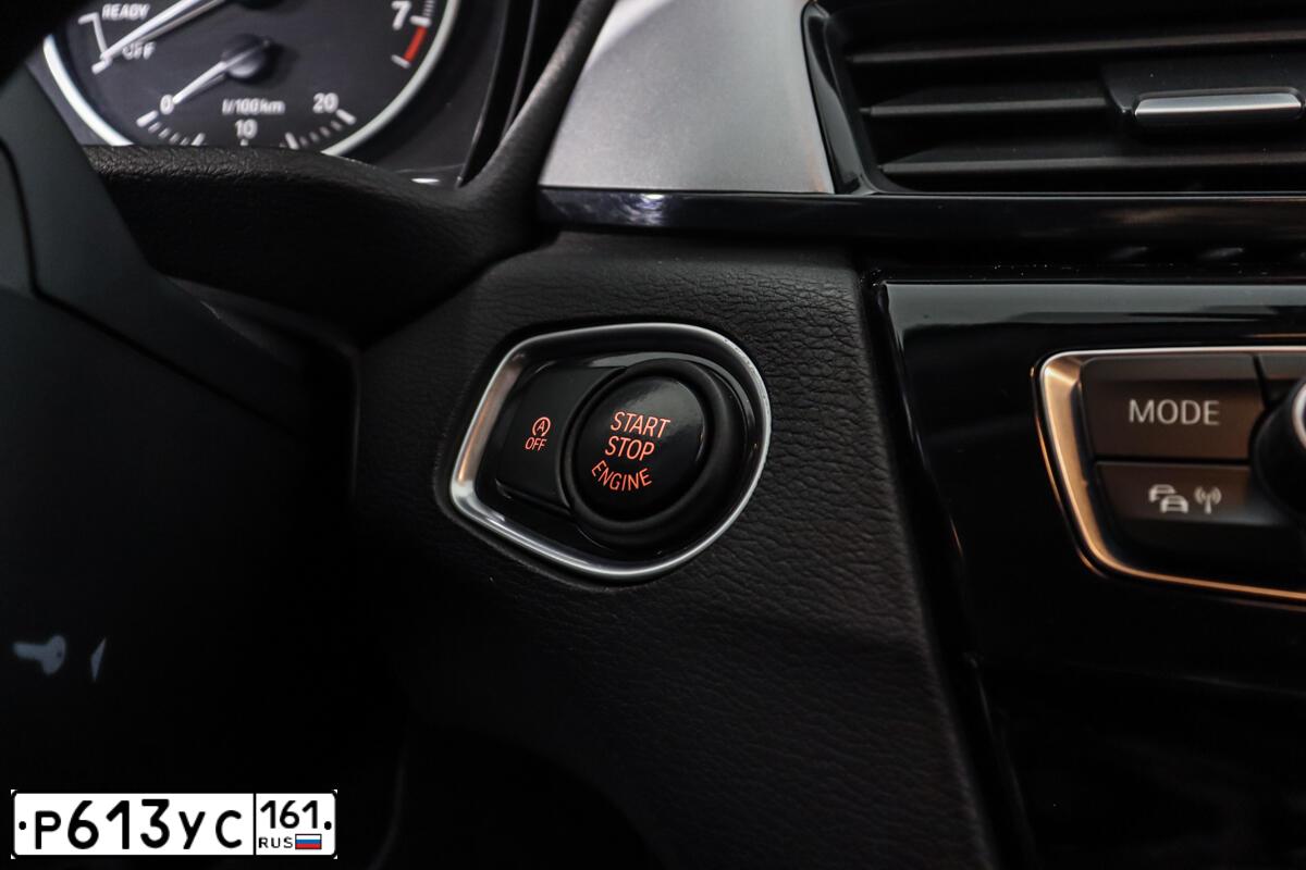 Фото автомобиля BMW X1, 2015 — госномер Н121ТЕ198. Цвет: Белый
