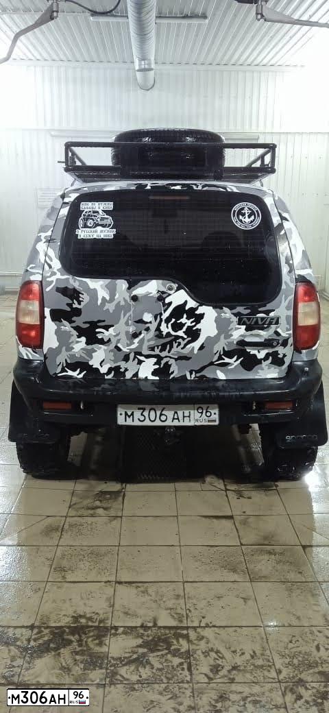 Фото автомобиля CHEVROLET NIVA, 2003 — госномер М306АН96. Цвет: Белый