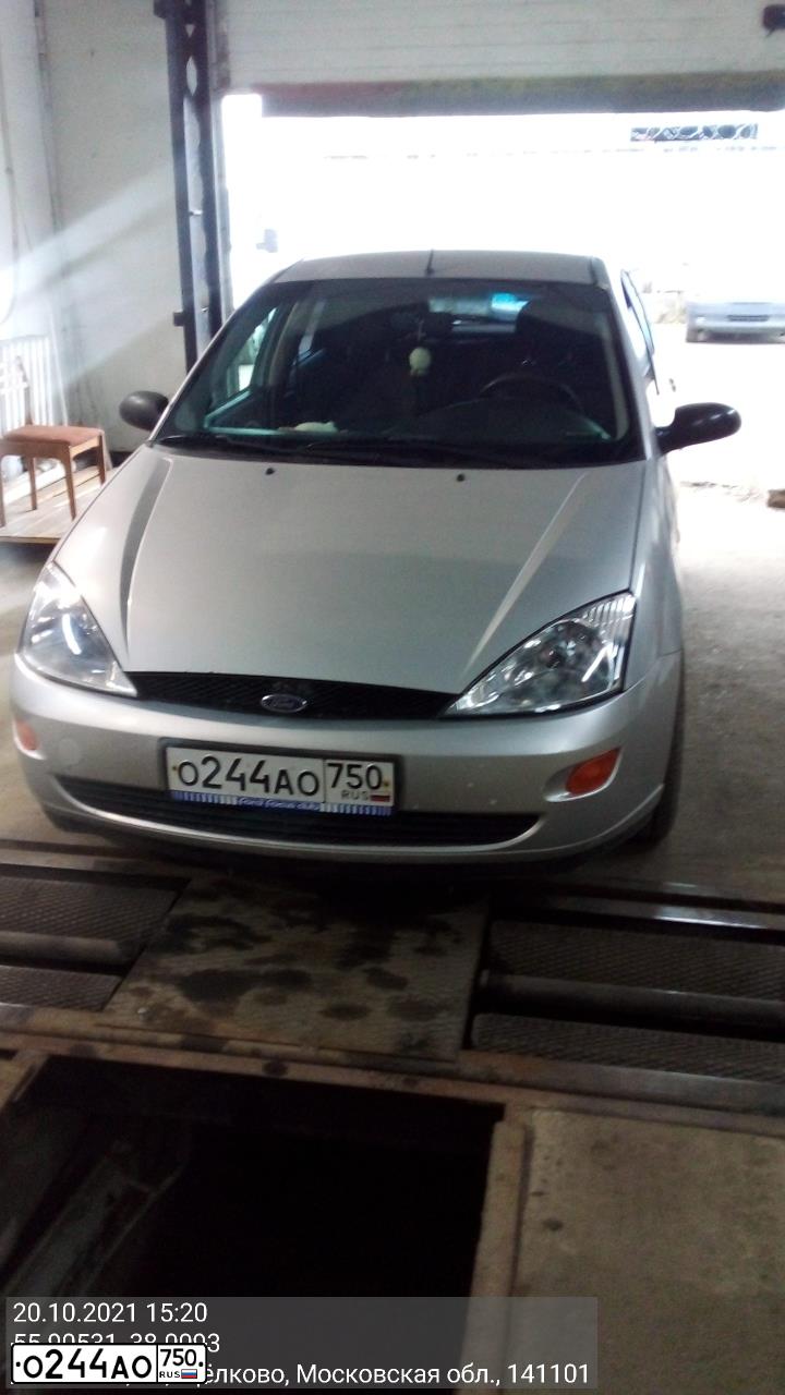 Фото автомобиля FORD FOCUS, 1998 — госномер О021РК62. Цвет: СЕРЫЙ СВЕТЛЫЙ