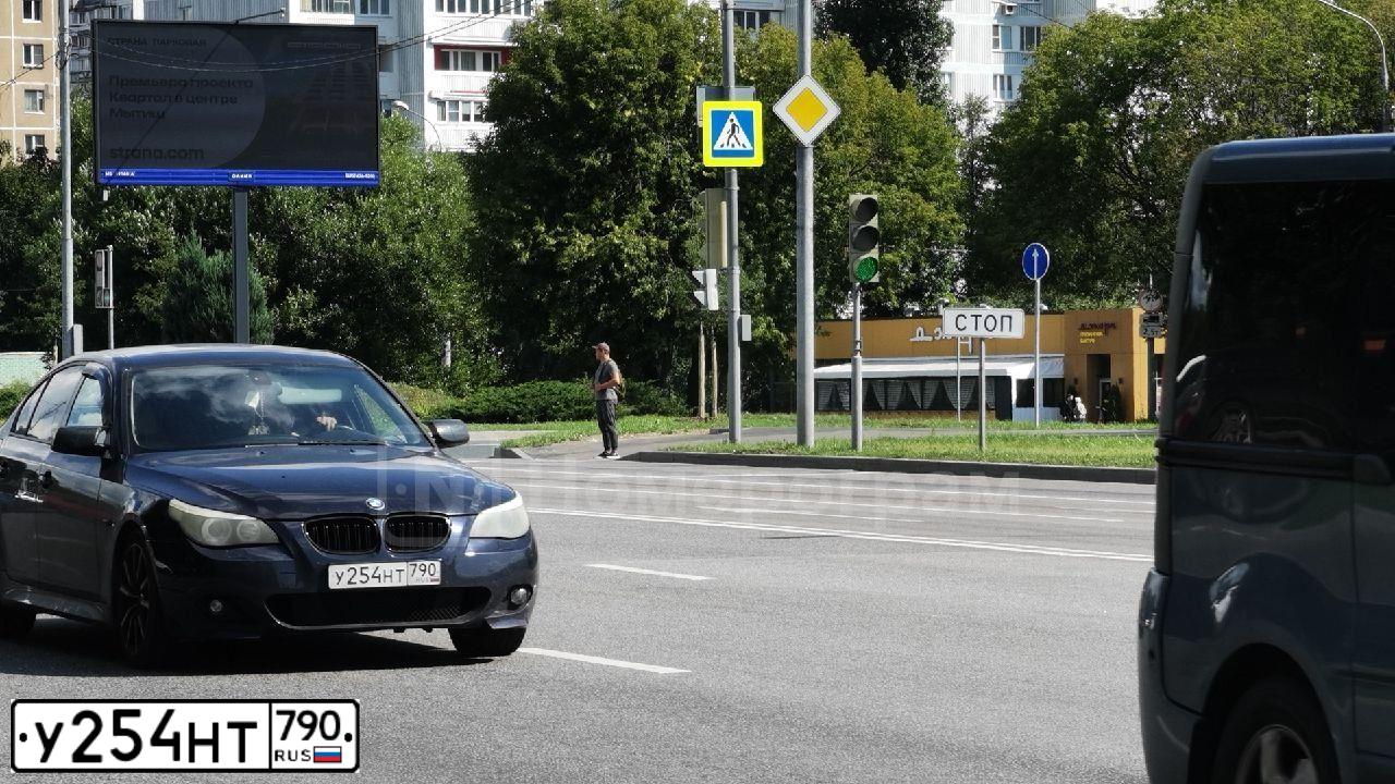 Фото автомобиля BMW W SERIE 5, 2005 — госномер У254НТ790. Цвет: СИНИЙ ТЕМНЫЙ
