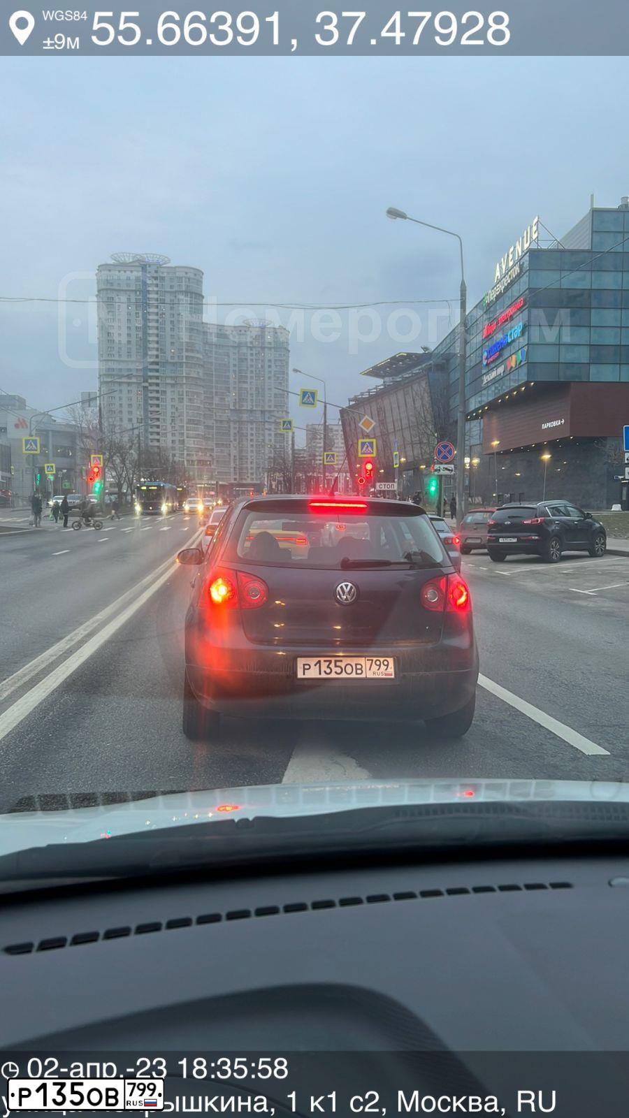 Фото автомобиля VOLKSWAGEN GOLF, 2006 — госномер Р135ОВ799. Цвет: СЕРО-ГОЛУБОЙ