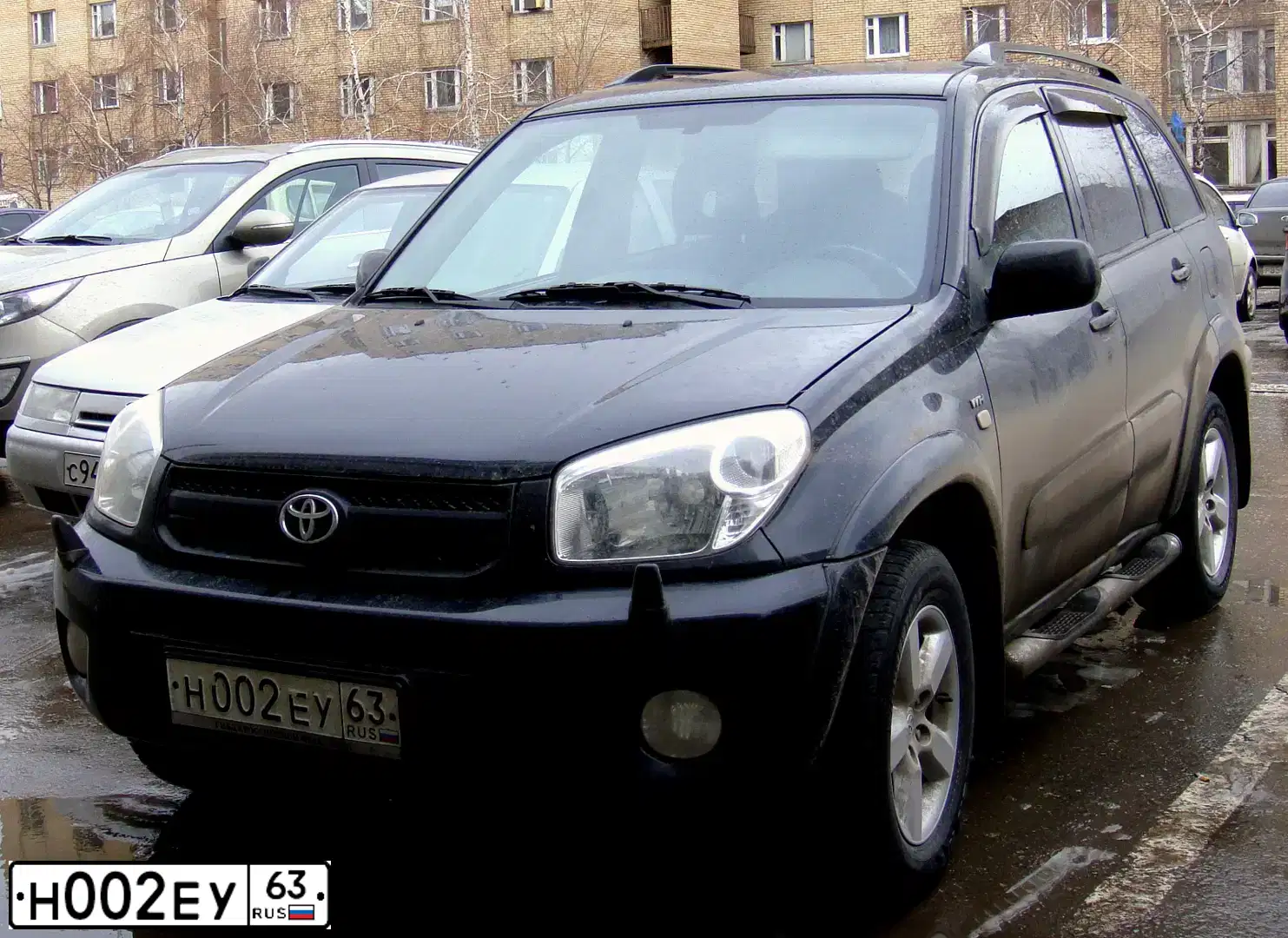 Фото автомобиля TOYOTA RAV4, 2004 — госномер Н002ЕУ63. Цвет: ЧЕРНЫЙ