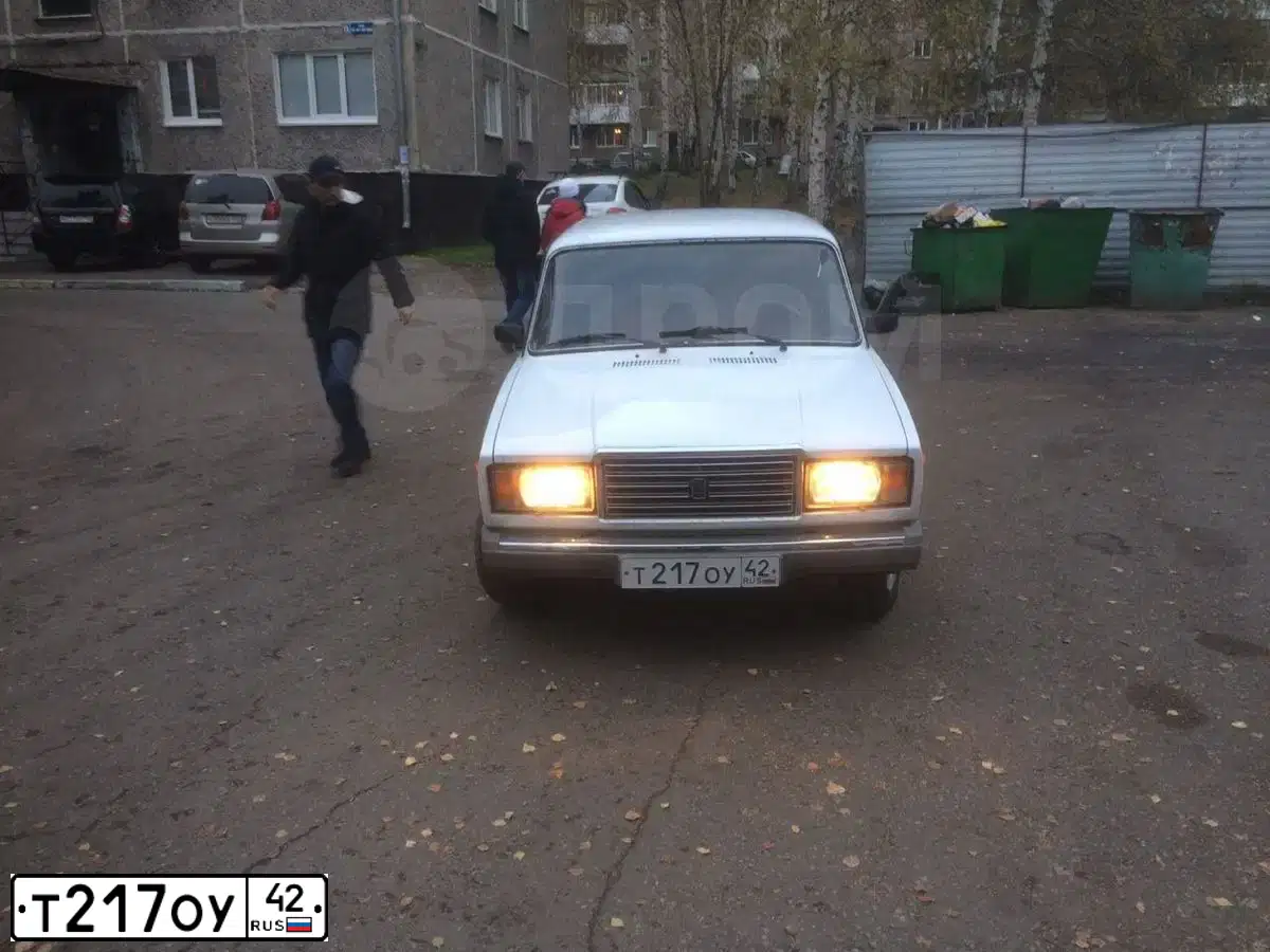 Фото автомобиля LADA 2107, 2006 — госномер Е086МЕ122. Цвет: ЯРКО БЕЛЫЙ