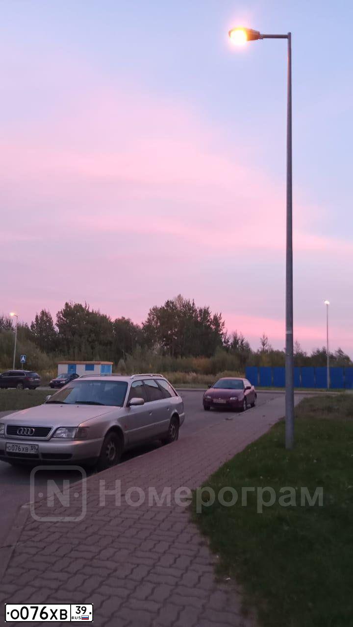Фото автомобиля AUDI A6, 1992 — госномер О076ХВ39. Цвет: СЕРЕБРИСТЫЙ