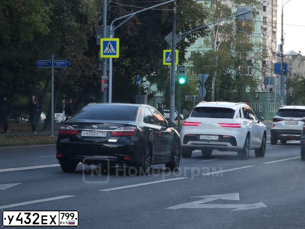 Фото автомобиля TOYOTA CAMRY, 2016 — госномер У432ЕХ799. Цвет: ЧЕРНЫЙ МЕТАЛИК