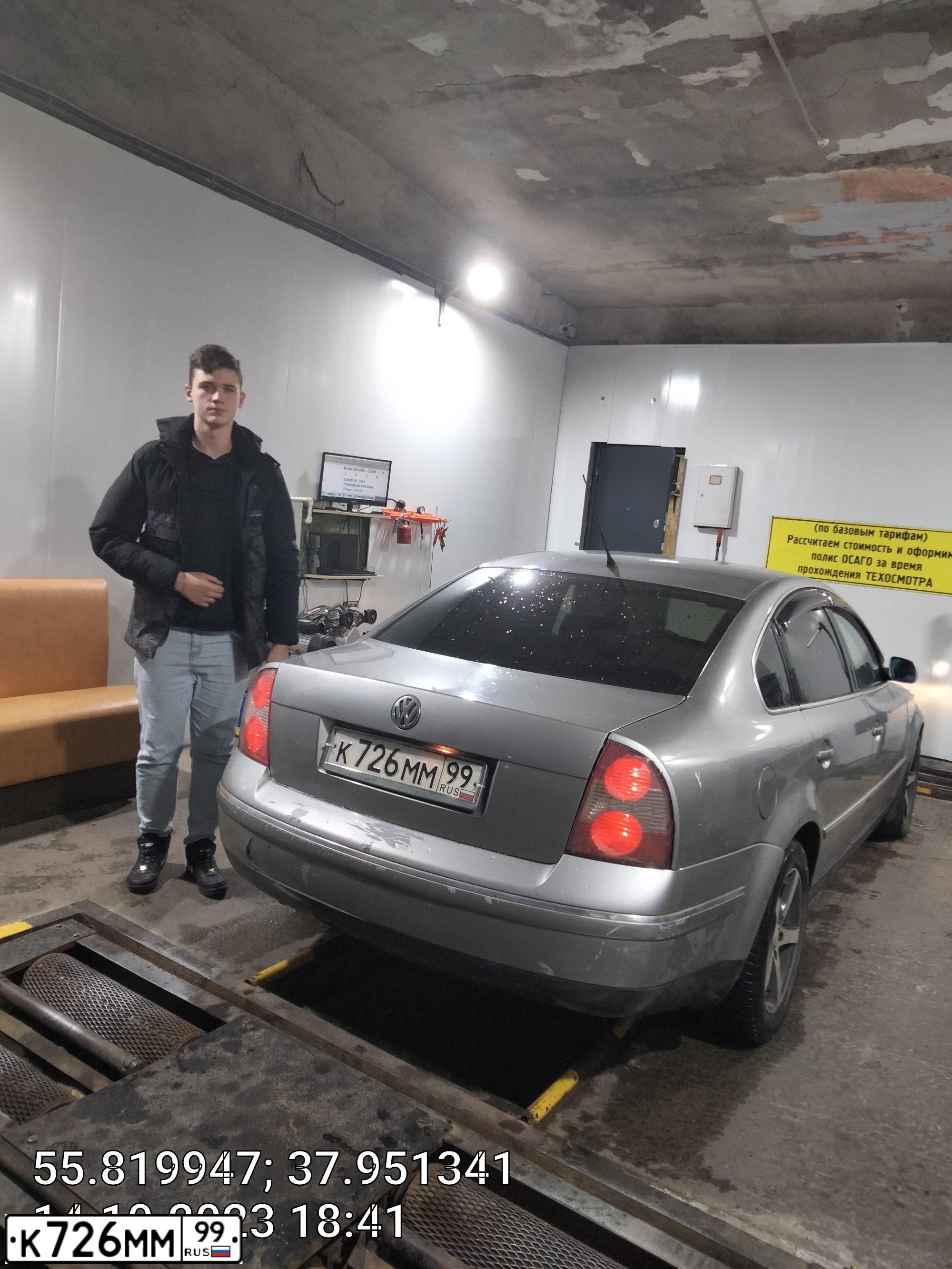 Фото автомобиля VOLKSWAGEN PASSAT, 2002 — госномер К726ММ99. Цвет: СЕРЫЙ