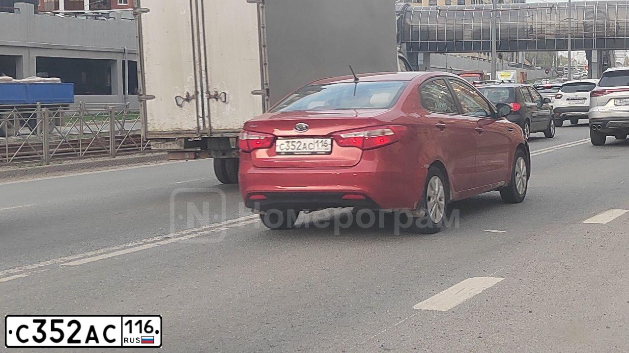 Фото автомобиля KIA RIO, 2012 — госномер С352АС116. Цвет: Красный