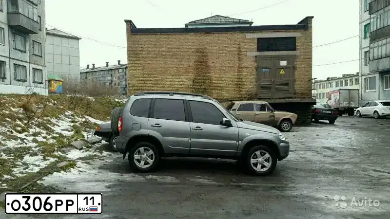 Фото автомобиля CHEVROLET NIVA, 2013 — госномер О306РР11. Цвет: ТЕМНО СЕРЫЙ МЕТАЛЛИК