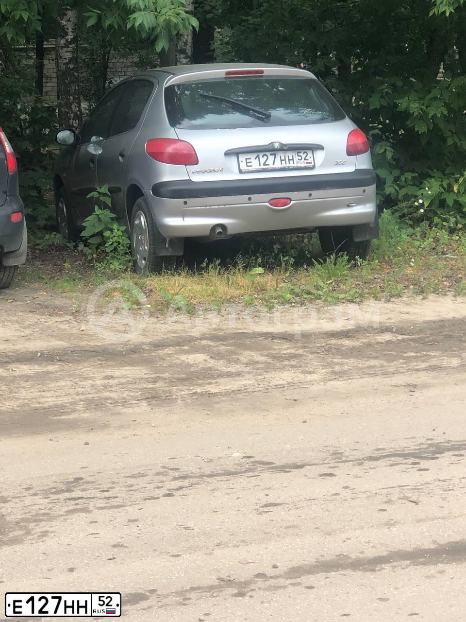 Фото автомобиля PEUGEOT T 206, 2001 — госномер Е127НН52. Цвет: СВЕТЛО-СЕРЫЙ