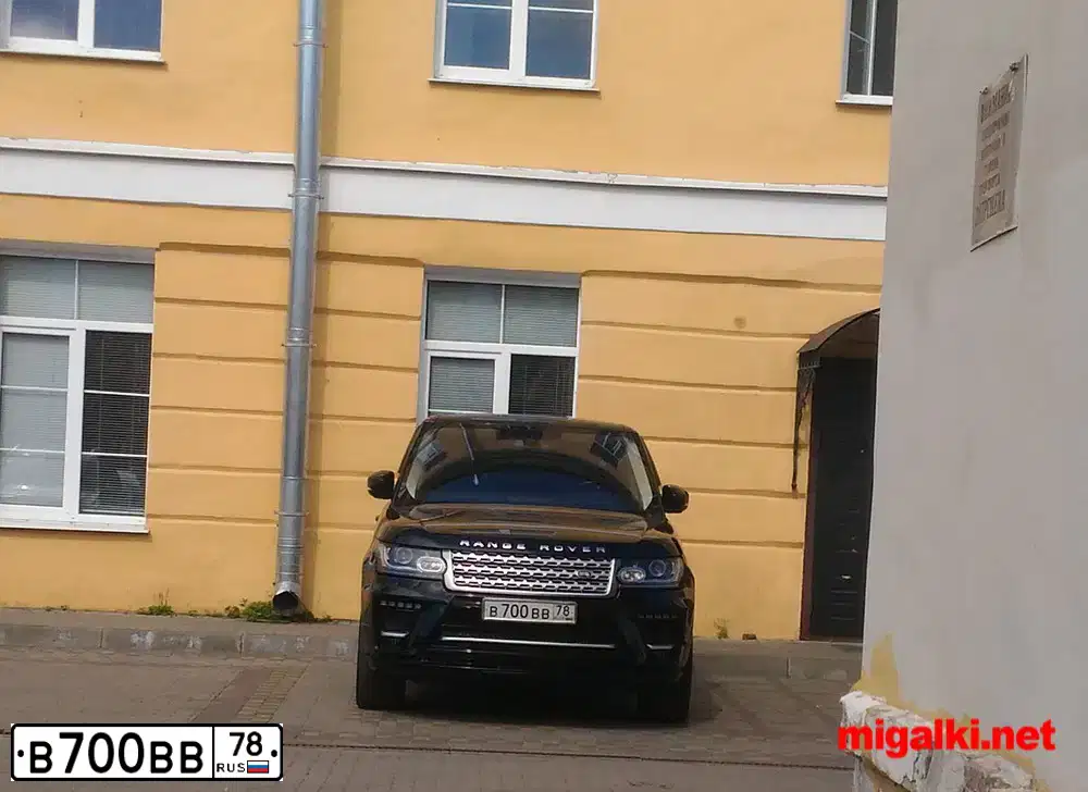 Фото автомобиля LANDROVER RANGE ROVER, 2015 — госномер Х071ХР98. Цвет: ЧЕРНЫЙ
