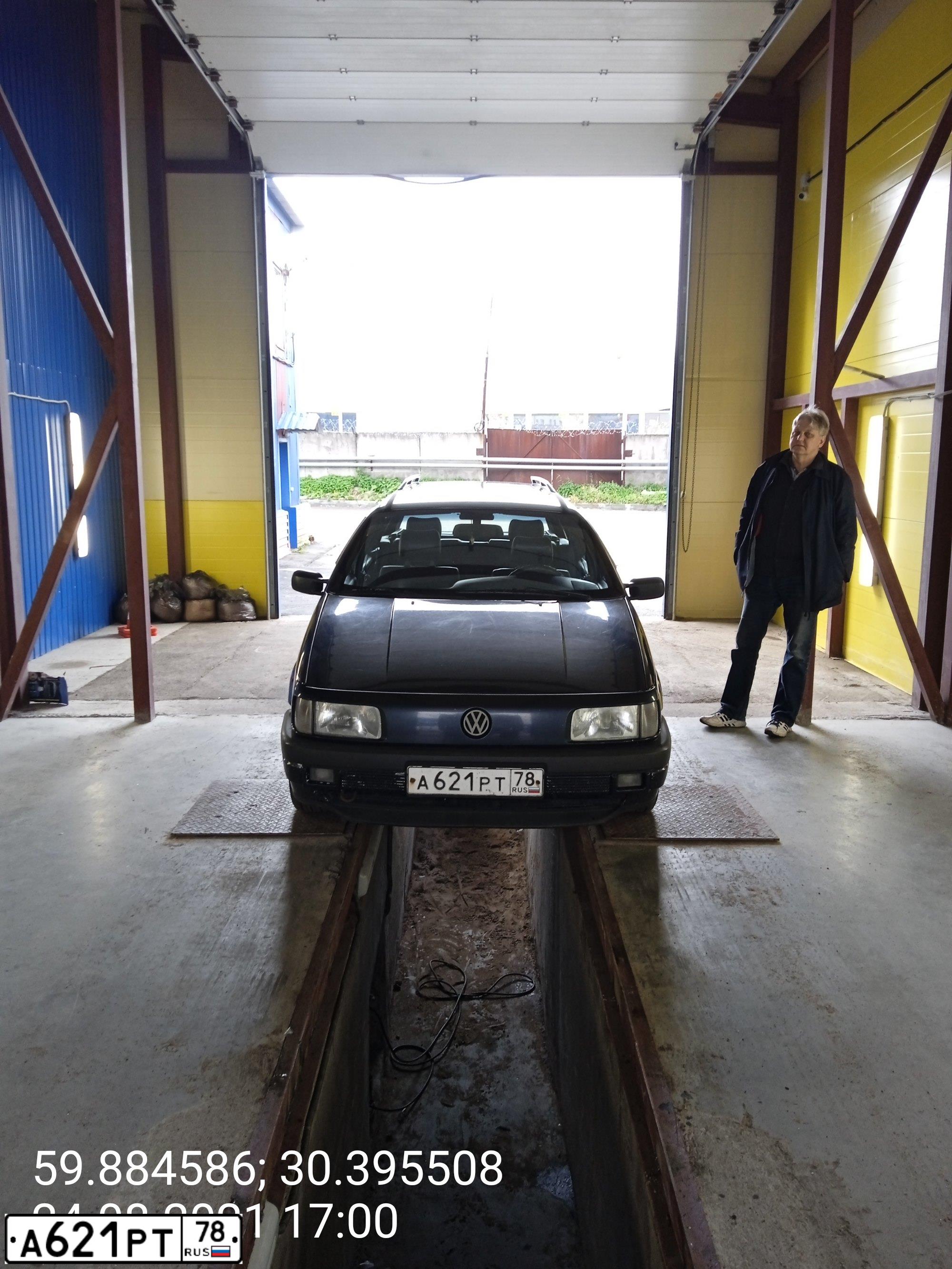 Фото автомобиля VOLKSWAGEN PASSAT, 1991 — госномер А621РТ78. Цвет: ТЕМНО-СИНИЙ