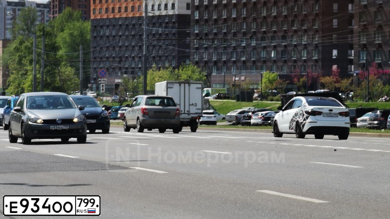 Фото автомобиля VOLKSWAGEN GOLF, 2012 — госномер Е934ОО799. Цвет: СЕРЫЙ