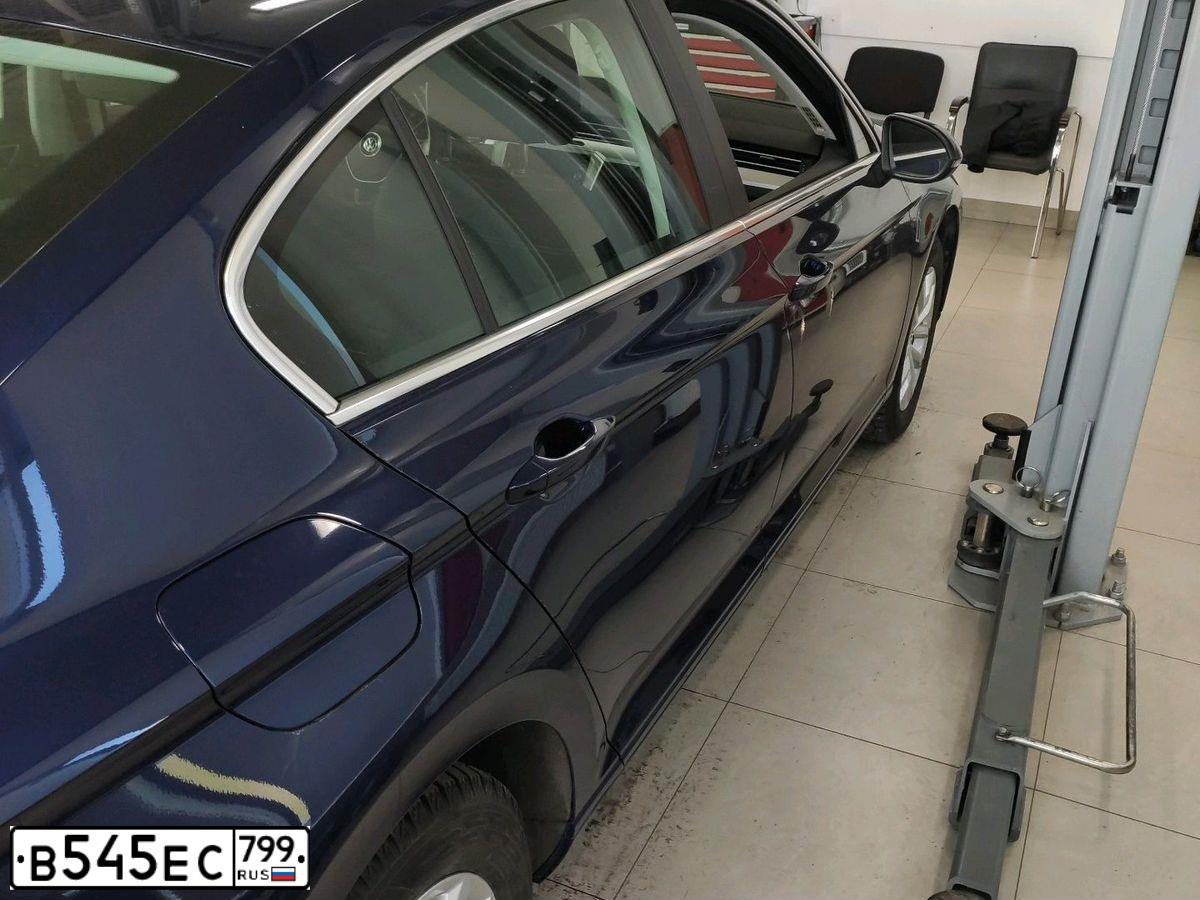 Фото автомобиля VOLKSWAGEN PASSAT, 2018 — госномер О250РМ790. Цвет: синий