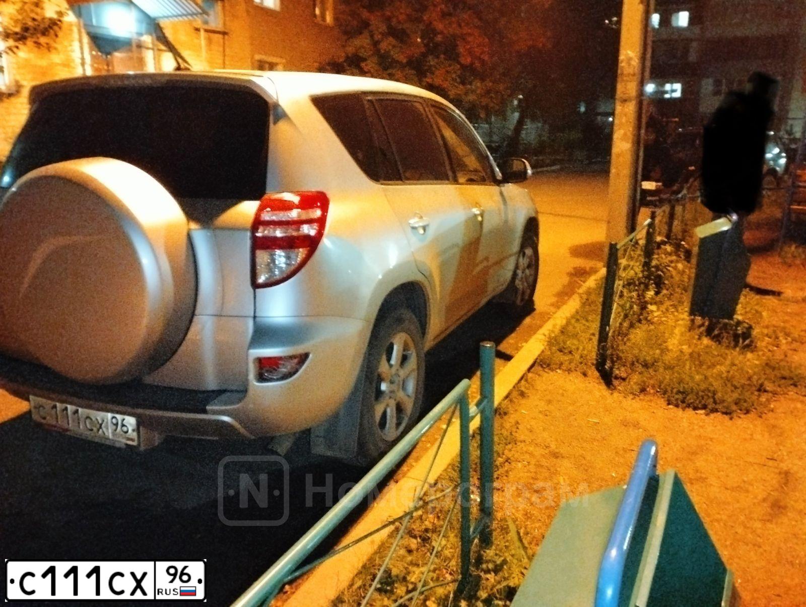 Фото автомобиля TOYOTA RAV4, 2011 — госномер С111СХ96. Цвет: СВЕТЛО-СЕРЫЙ