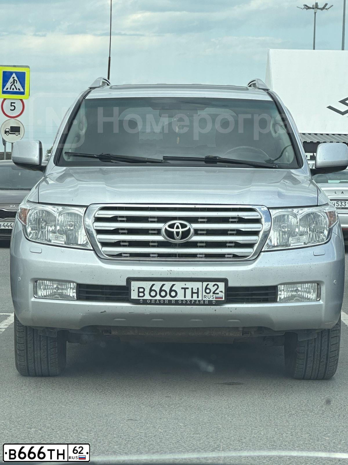 Фото автомобиля TOYOTA LANDCRUISER 200, 2011 — госномер В666ТН62. Цвет: Серебристый