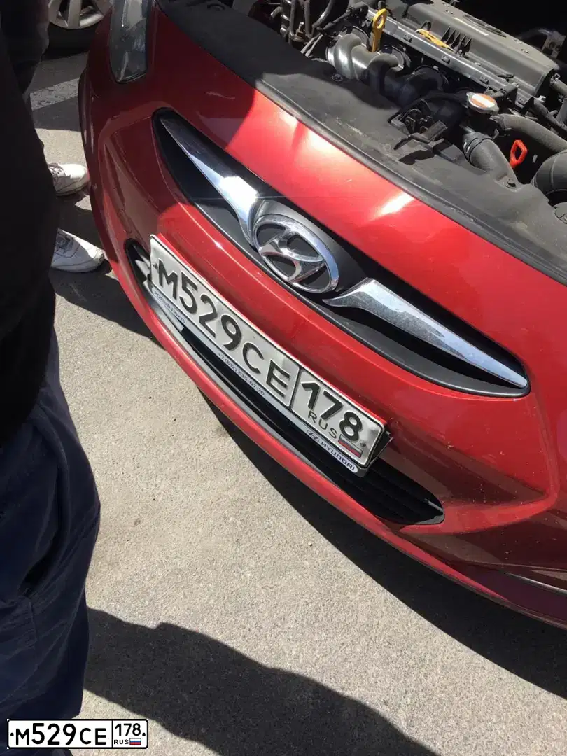 Фото автомобиля HYUNDAI SOLARIS, 2012 — госномер В025ХМ198. Цвет: КРАСНЫЙ ГРАНАТ