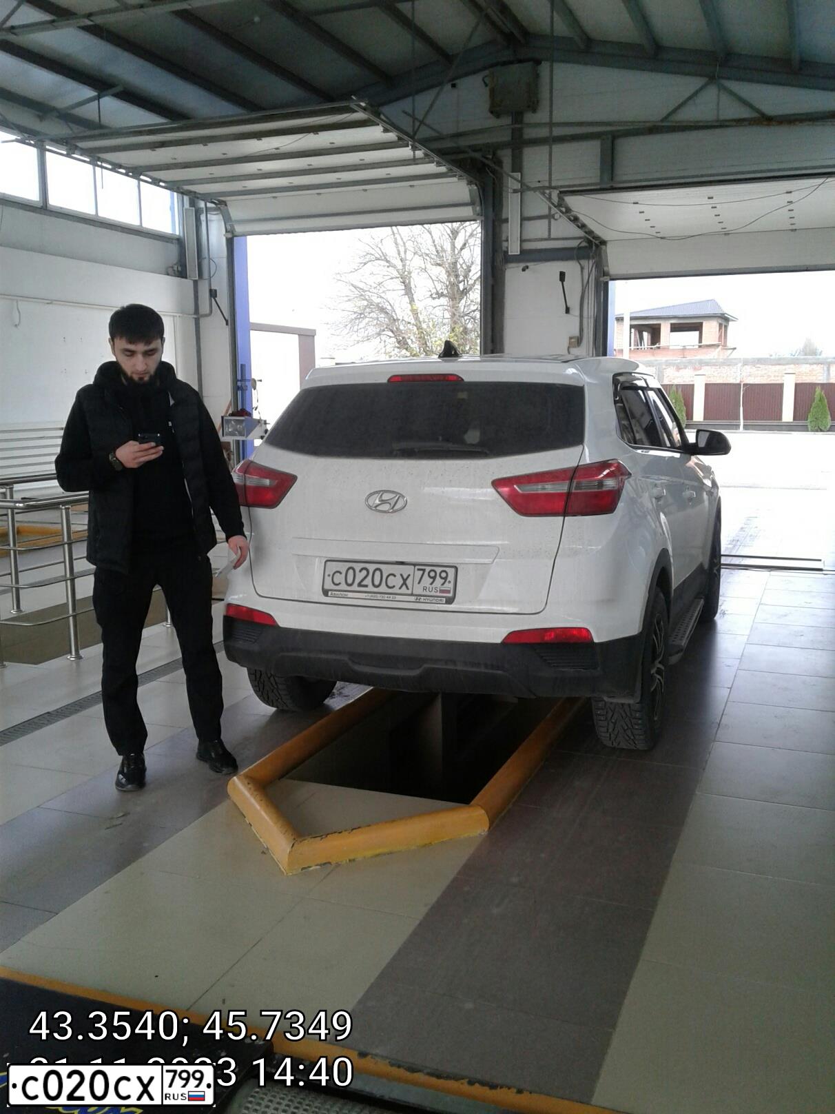 Фото автомобиля HYUNDAI CRETA, 2017 — госномер С020СХ799. Цвет: Белый