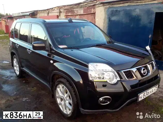 Фото автомобиля NISSAN X-TRAIL, 2011 — госномер О833АТ29. Цвет: ЧЕРНЫЙ