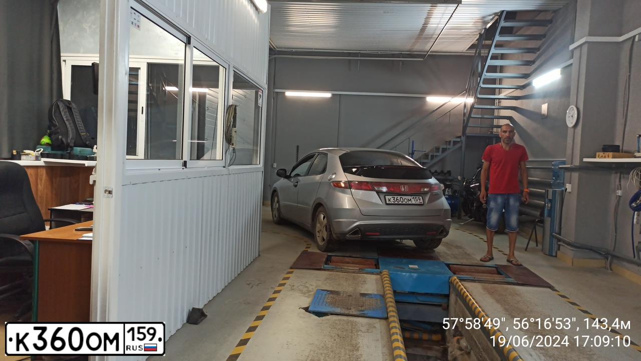 Фото автомобиля HONDA CIVIC, 2008 — госномер Р382АУ159. Цвет: Серебристый