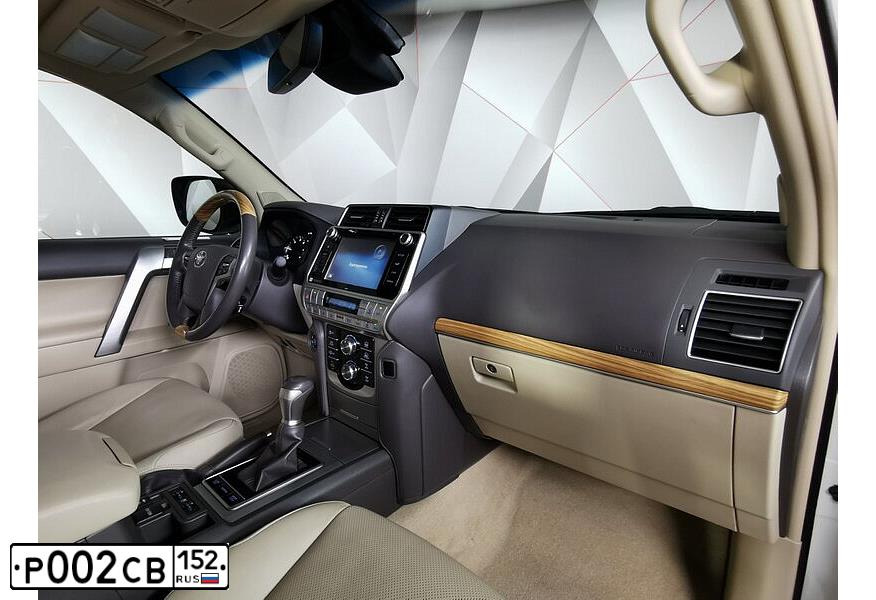Фото автомобиля TOYOTA LAND CRUISER 150, 2018 — госномер О054ВС977. Цвет: Белый